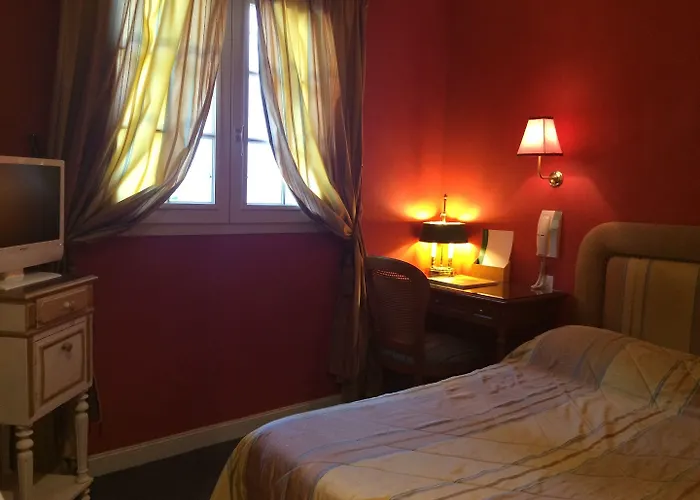 Отель Demeure De Flore Lacabarede