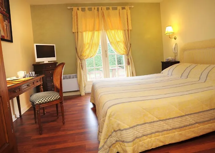 Отель Demeure De Flore Lacabarede